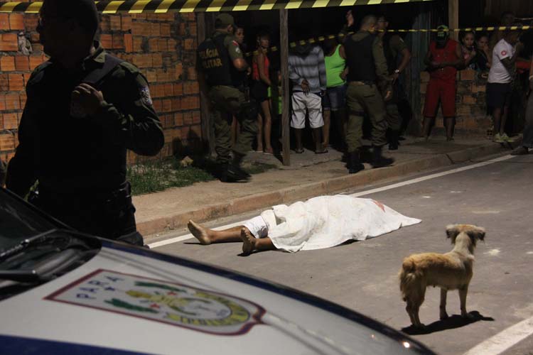 
        
            Homem é morto com oito tiros de pistola
        
    