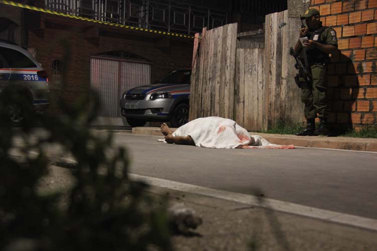 
        
            Homem é morto com oito tiros de pistola
        
    