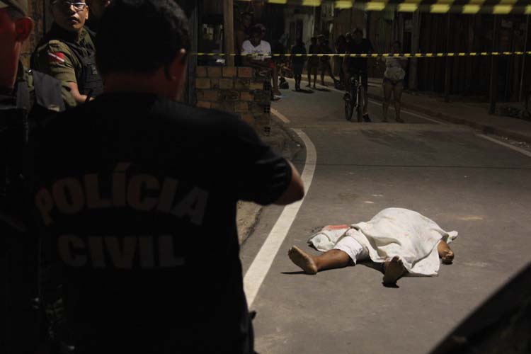 
        
            Homem é morto com oito tiros de pistola
        
    