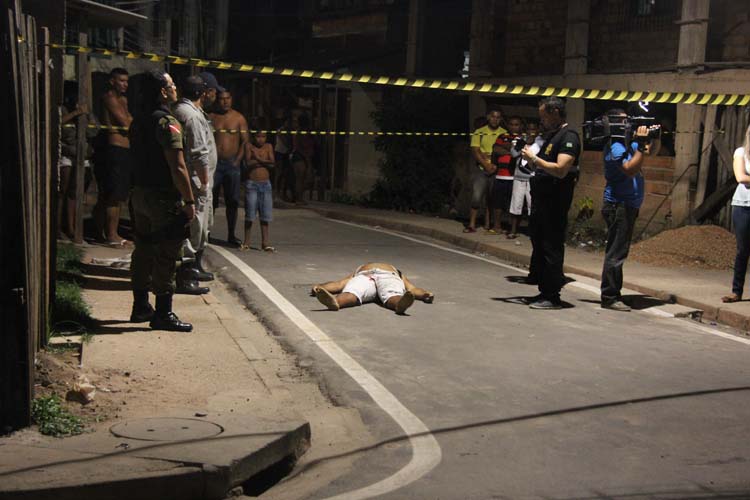 
        
            Homem é morto com oito tiros de pistola
        
    