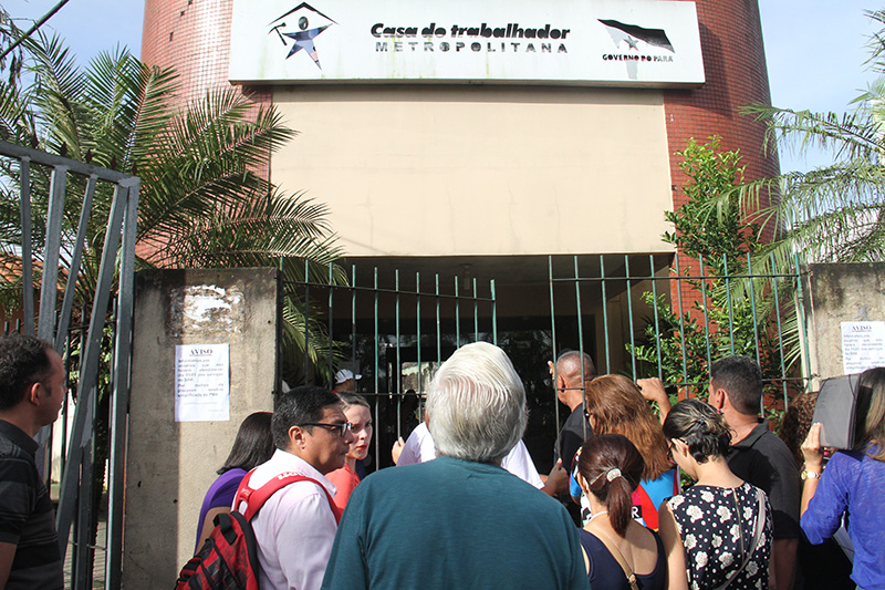 Candidatos madrugam em fila para entregar currículo