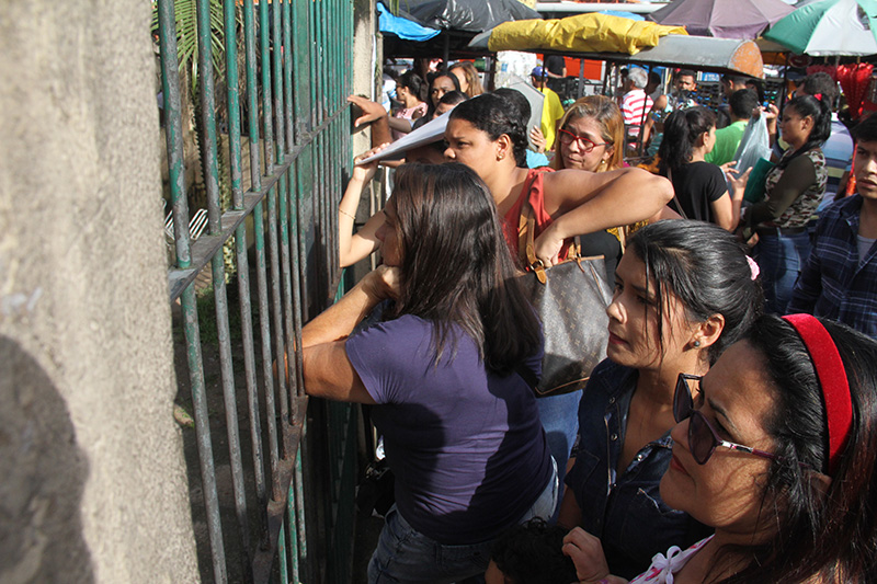 
        
            Candidatos madrugam em fila para entregar currículo
        
    