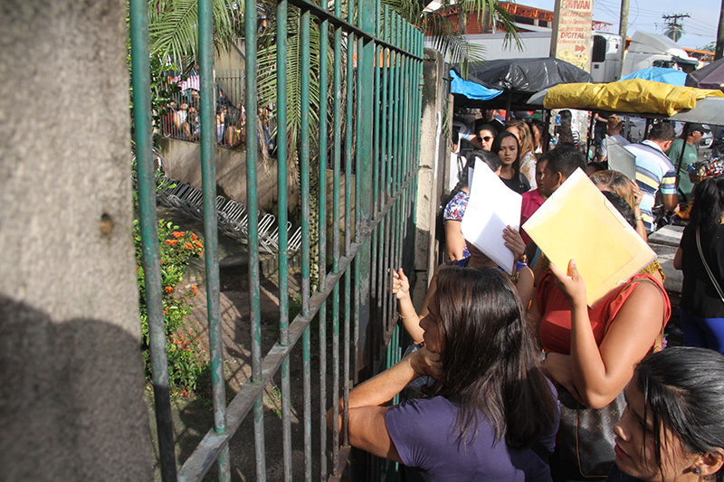 
        
            Candidatos madrugam em fila para entregar currículo
        
    