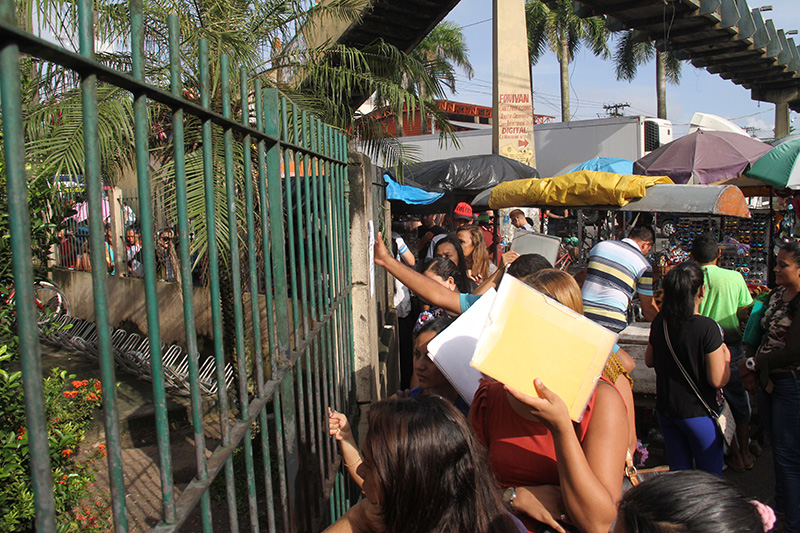
        
            Candidatos madrugam em fila para entregar currículo
        
    