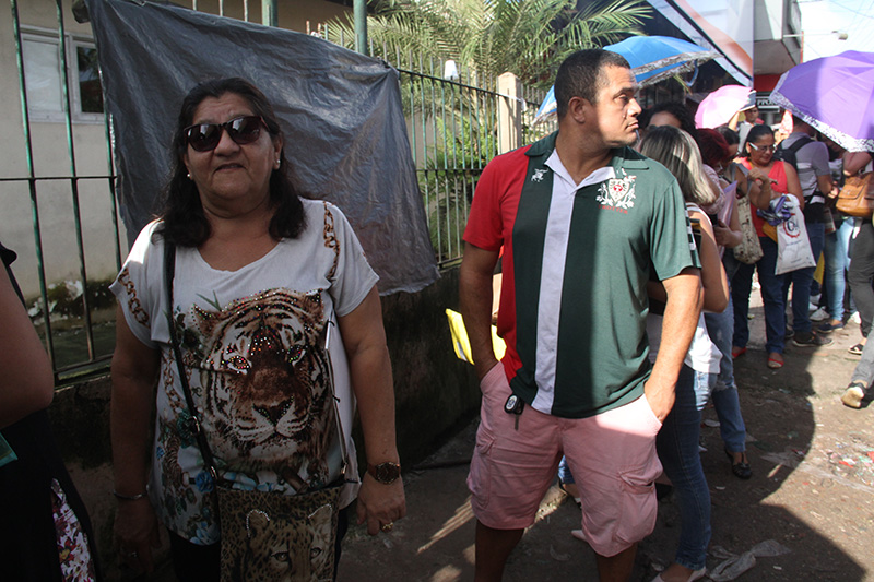 
        
            Candidatos madrugam em fila para entregar currículo
        
    