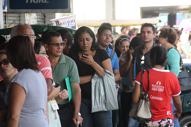 
        
            Candidatos madrugam em fila para entregar currículo
        
    