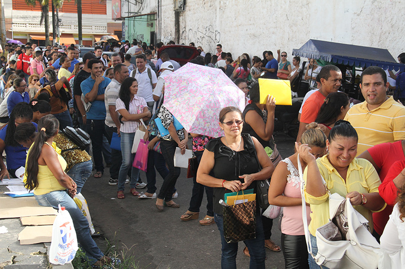 
        
            Candidatos madrugam em fila para entregar currículo
        
    