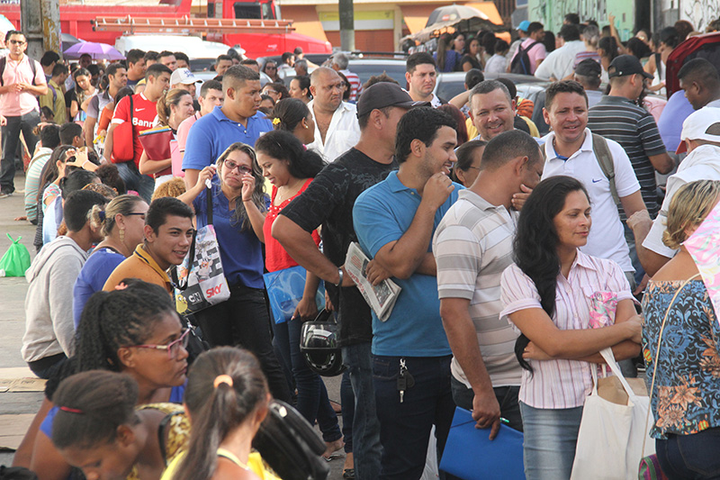 
        
            Candidatos madrugam em fila para entregar currículo
        
    