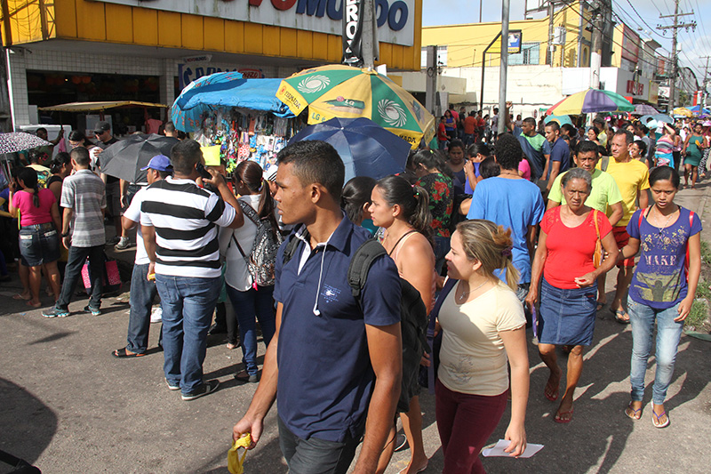 
        
            Candidatos madrugam em fila para entregar currículo
        
    