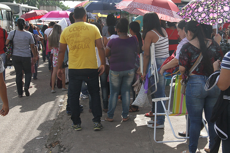 
        
            Candidatos madrugam em fila para entregar currículo
        
    