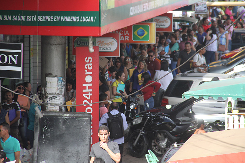
        
            Candidatos madrugam em fila para entregar currículo
        
    