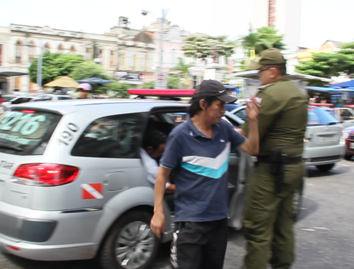 
        
            Polícia prende peruanos com drogas no Comércio
        
    