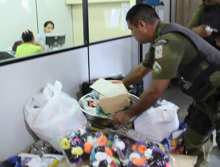 
        
            Polícia prende peruanos com drogas no Comércio
        
    
