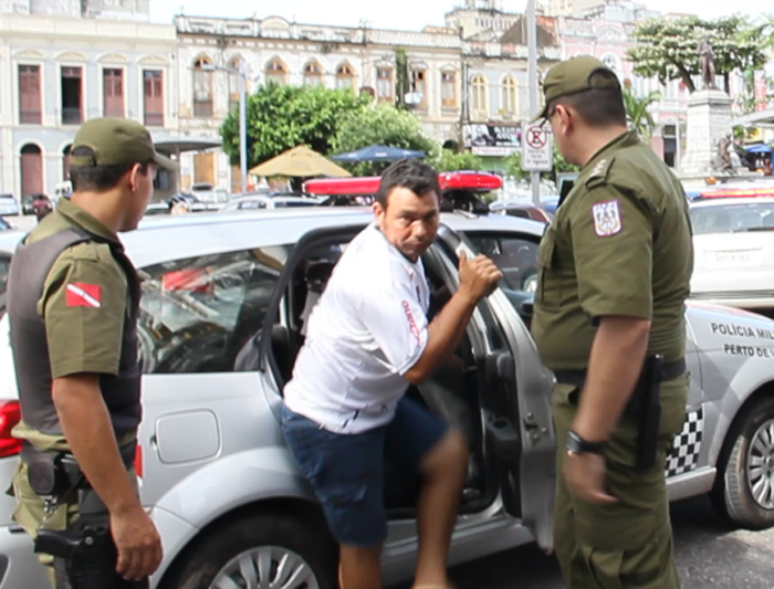 
        
            Polícia prende peruanos com drogas no Comércio
        
    