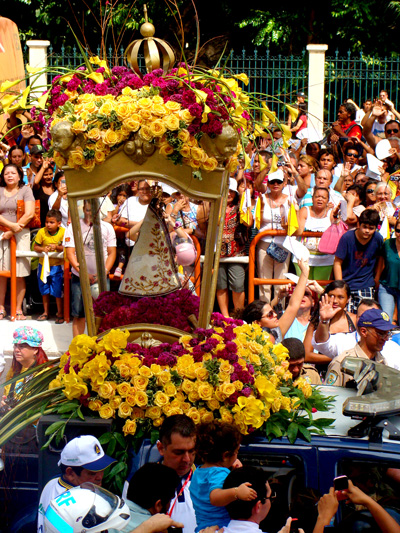 
        
            Devotos homenageiam a Virgem de Nazaré na RBA
        
    