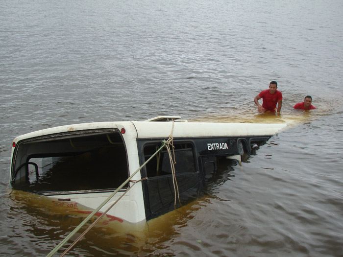 
        
            Ônibus cai dentro de lago em Tucuruí
        
    