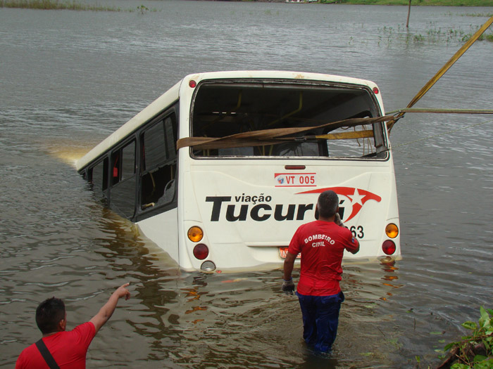 
        
            Ônibus cai dentro de lago em Tucuruí
        
    