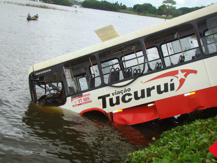 
        
            Ônibus cai dentro de lago em Tucuruí
        
    