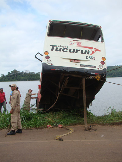 
        
            Ônibus cai dentro de lago em Tucuruí
        
    