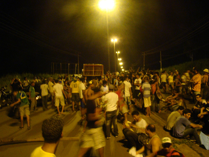 
        
            Manifestantes fecham BR 422 por quatro horas em Tucuruí
        
    