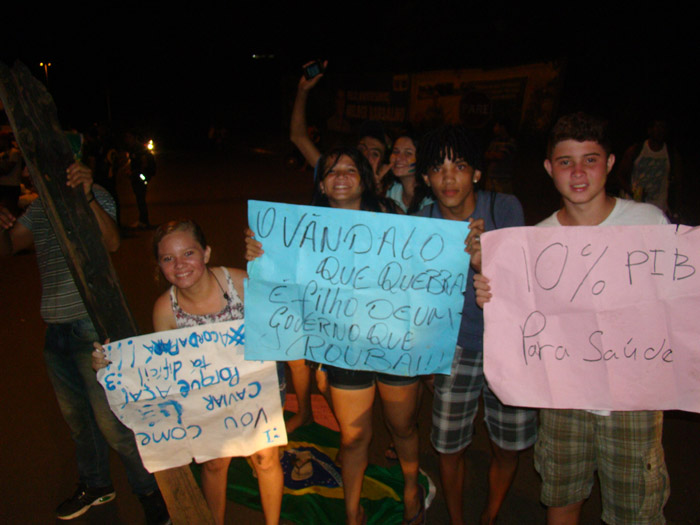 
        
            Manifestantes fecham BR 422 por quatro horas em Tucuruí
        
    