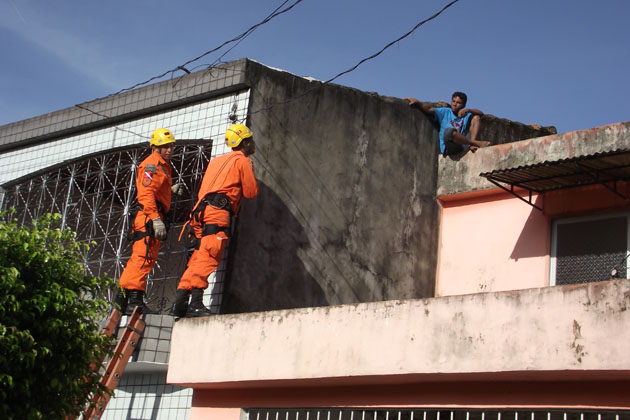 
        
            Homem é preso tentando entrar em casa
        
    