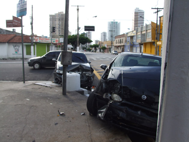 
        
            Carros se chocam e provocam acidente grave na Cremação
        
    