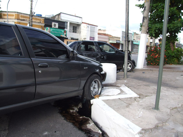 
        
            Carros se chocam e provocam acidente grave na Cremação
        
    