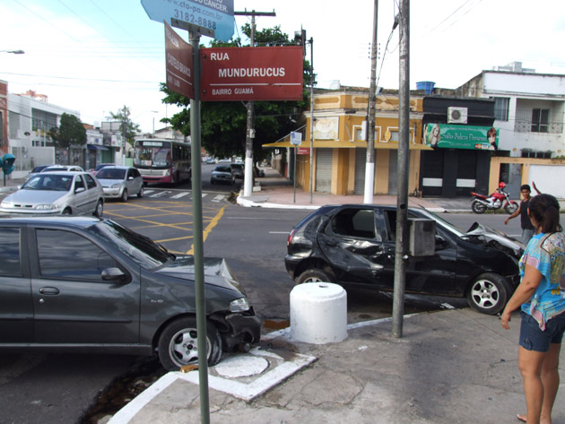 
        
            Carros se chocam e provocam acidente grave na Cremação
        
    