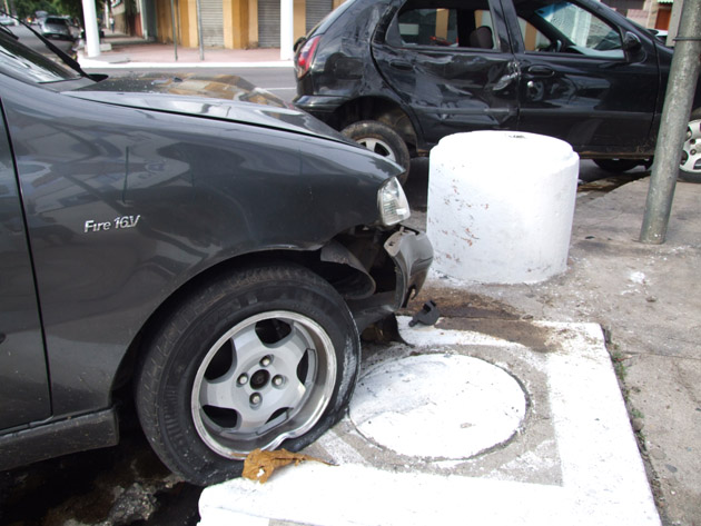 
        
            Carros se chocam e provocam acidente grave na Cremação
        
    