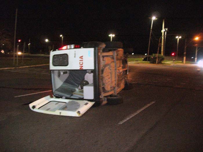 
        
            Ambulância colide e vira na pista
        
    
