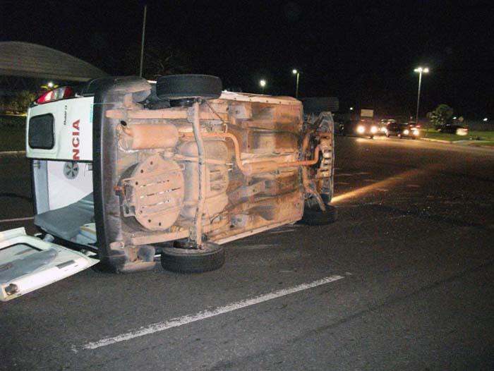 
        
            Ambulância colide e vira na pista
        
    