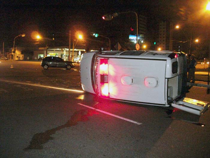 
        
            Ambulância colide e vira na pista
        
    