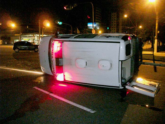 
        
            Ambulância colide e vira na pista
        
    