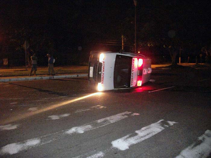 
        
            Ambulância colide e vira na pista
        
    