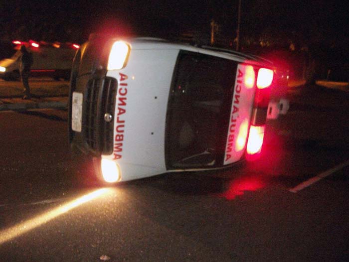 
        
            Ambulância colide e vira na pista
        
    