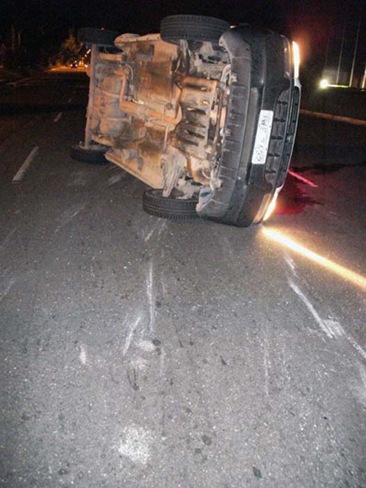
        
            Ambulância colide e vira na pista
        
    