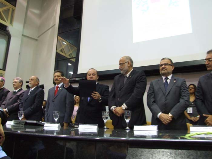 
        
            Jatene toma posse como governador do Pará
        
    