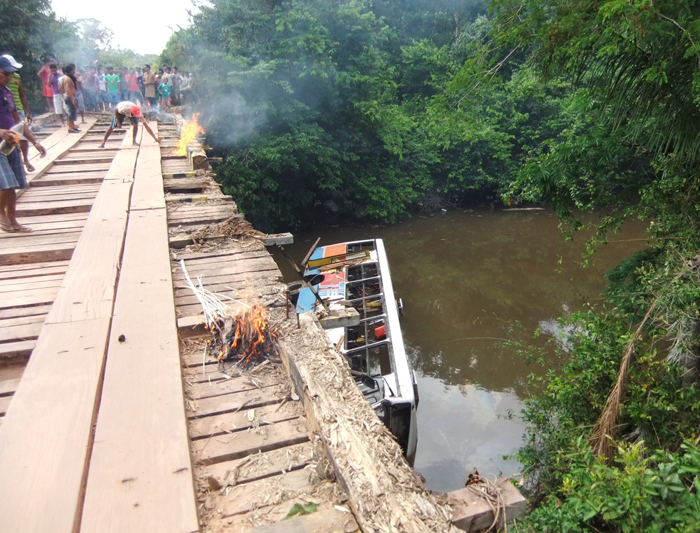 
        
            Populares queimam pontes após acidente
        
    