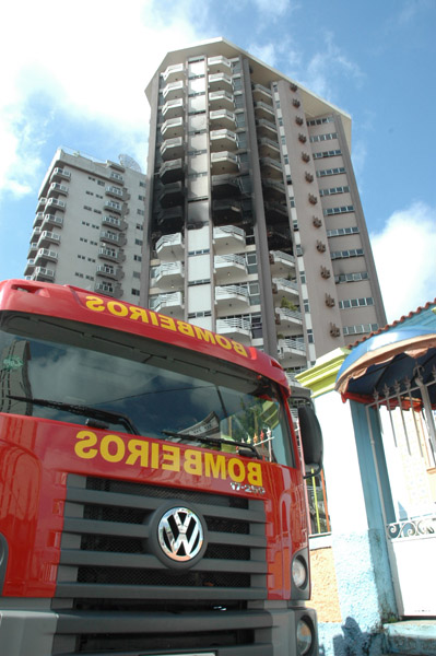 
        
            Bombeiros continuam trabalhos no prédio que pegou 
        
    