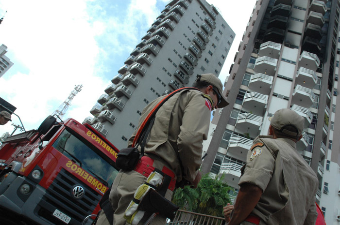 
        
            Bombeiros continuam trabalhos no prédio que pegou 
        
    