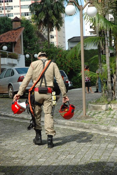 
        
            Bombeiros continuam trabalhos no prédio que pegou 
        
    