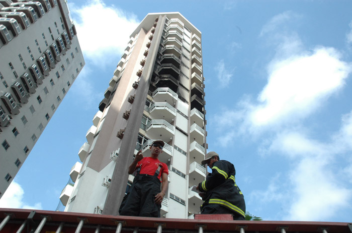 
        
            Bombeiros continuam trabalhos no prédio que pegou 
        
    