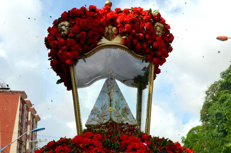 
        
        
            Homenagens e emoção a Nossa Senhora de Nazaré
        
    