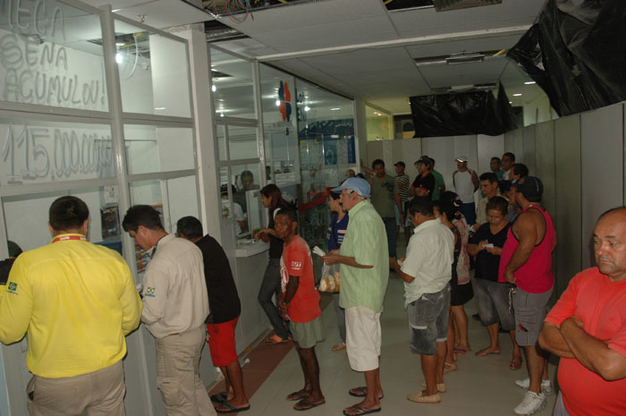 
        
            Fila nas lotéricas de Belém
        
    