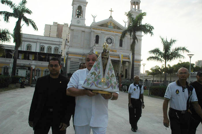 
        
            Romeiros em frente à Basílica
        
    