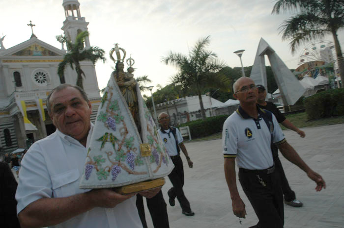 
        
            Romeiros em frente à Basílica
        
    