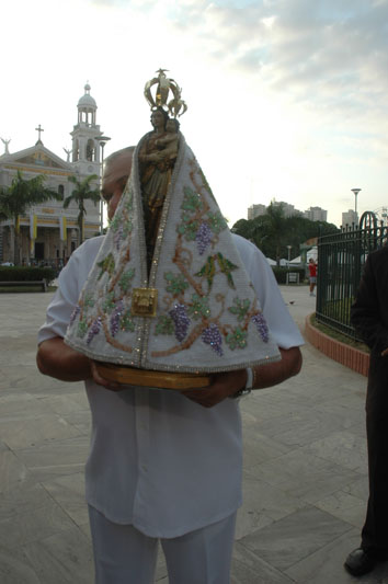 
        
            Romeiros em frente à Basílica
        
    