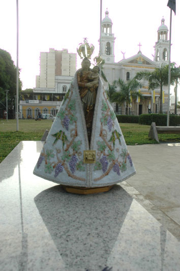 
        
            Romeiros em frente à Basílica
        
    