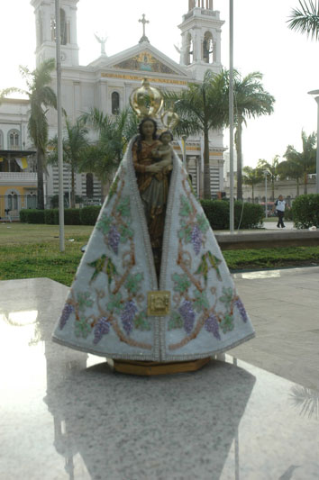 
        
            Romeiros em frente à Basílica
        
    